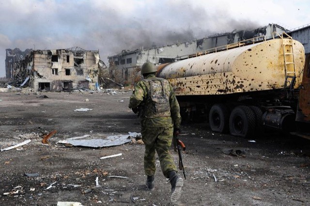 Một thành viên ly khai tại sân bay quốc tế Donetsk hồi tháng 10/2014.