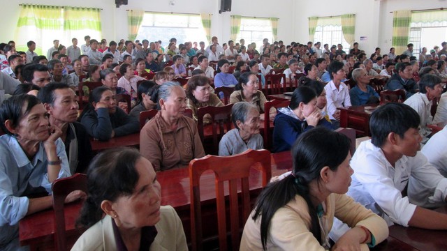 Hàng trăm người dân dự phiên tòa - Ảnh: Thành Nhơn