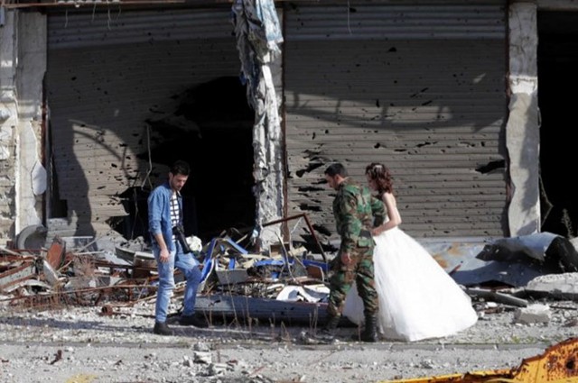 Meray cùng đôi uyên ương trong quá trình chụp ảnh cưới ở Homs (Ảnh: Washington Post)