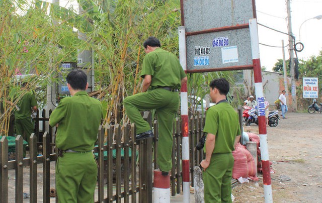 
Khám nghiệm hiện trường - Ảnh: H.Thương
