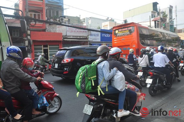 Mọi ngả đường về bến xe miền Đông đều quá tải, kẹt cứng hàng km.