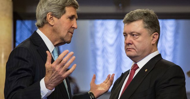 Ngoại trưởng Mỹ John Kerry và Tổng thống Ukraine Poroshenko (bên phải)