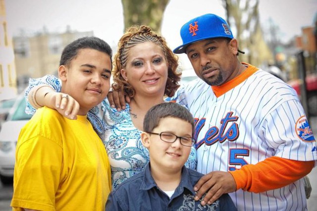
Chị Mullings cùng hai con trai và bạn trai chụp năm 2010 - Ảnh: New York Daily
