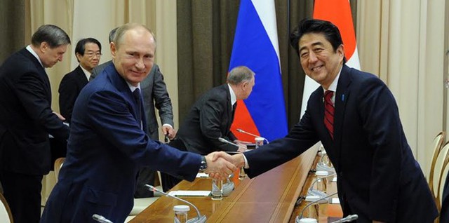 Tổng thống Nga Vladimir Putin và Thủ tướng Nhật Bản Sinzo Abe (bên phải)