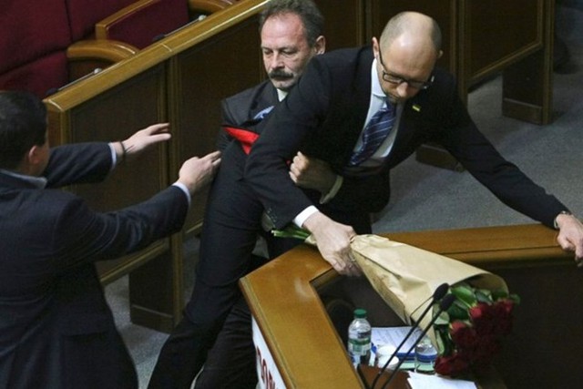 Một cuộc ẩu đả gần đây tại quốc hội Ukraine. Trong ảnh Thủ tướng Arseniy Yatsenuk đang bị kéo ra khỏi bục phát biểu.
