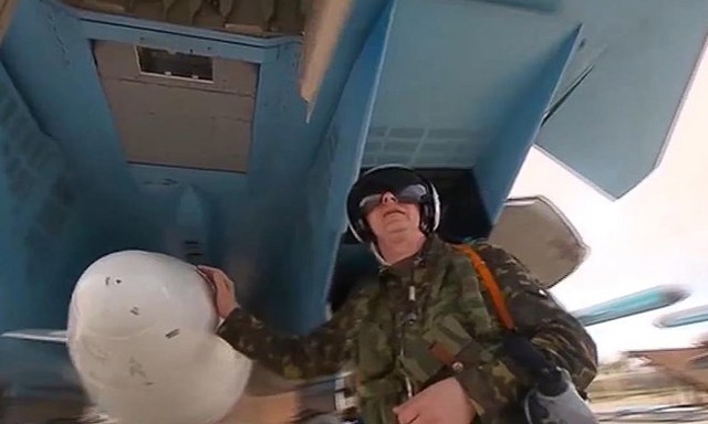 Một phi công Nga đang chuẩn bị rời Syria để trở về Nga.
