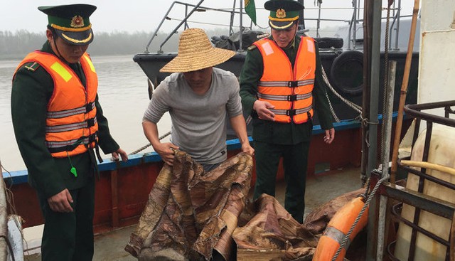 Cán bộ biên phòng của Việt Nam kiểm tra số lượng dầu không rõ nguồn gốc trên tàu của Trung Quốc - Ảnh: Hải đội 2 cung cấp