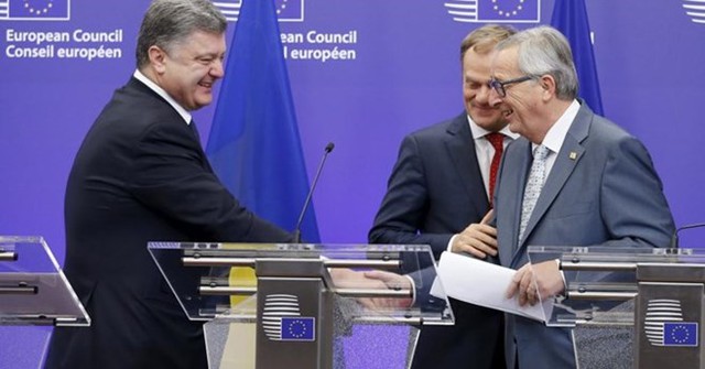 Tổng thống Ukraine Petro Poroshenko và Chủ tịch Ủy ban châu Âu Jean-Claude Juncker (bên phải)