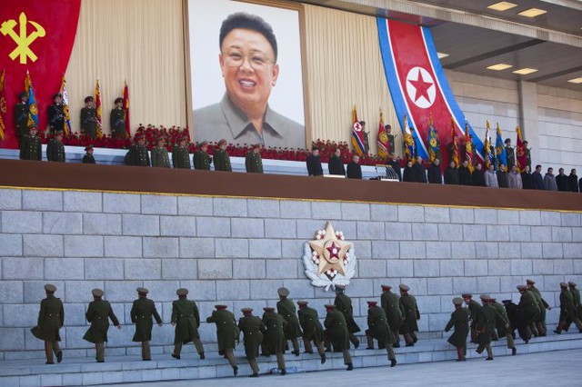 Lãnh đạo Kim Jong Un và quân đội trong lễ kỷ niệm sinh nhật lần thứ 70 của cố lãnh tụ Kim Jong Il tại Khu tưởng niệm Kumsusan ở thủ đô Bình Nhưỡng.