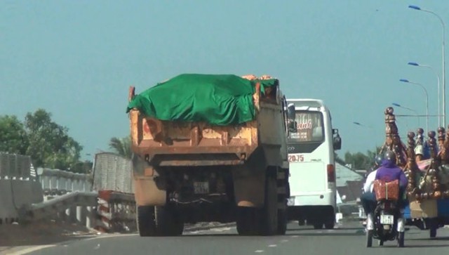 
Xe quá tải chạy qua quốc lộ 1A thuộc địa bàn tỉnh Bình Thuận - Ảnh: Chế Thân
