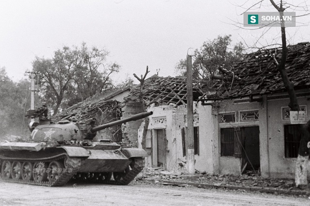 
Xe tăng của Trung Quốc xâm lược tiến vào địa phận Lạng Sơn của Việt Nam trong Chiến tranh biên giới 1979, một trong vô số hình ảnh vạch trần cái gọi là Chiến tranh tự vệ chống Việt Nam mà Bắc Kinh rêu rao. (Ảnh tư liệu: Sina)
