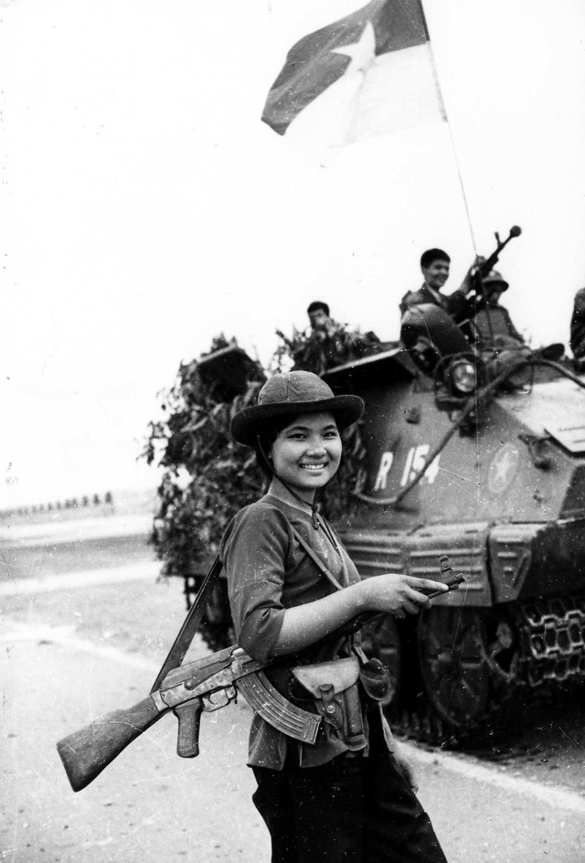 
Nữ chiến sĩ biệt động Sài Gòn Cao Thị Nhíp (bí danh Nguyễn Trung Kiên) dẫn đường cho xe tăng Quân đoàn 3 tiến đánh sân bay Tân Sơn Nhất. Ảnh: Nhà báo Ngọc Đản.
