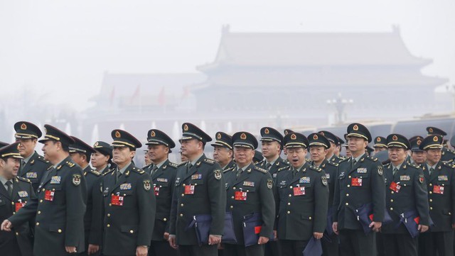 
Các đại biểu quân đội Trung Quốc xếp hàng vào Đại lễ đường nhân dân Bắc Kinh dự lễ khai mạc Đại hội đại biểu nhân dân toàn quốc (Nhân đại) Trung Quốc hôm 5/3. Ảnh: Reuters
