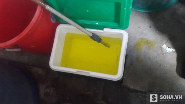 
Nước pha hóa chất để tạo màu vàng cho măng
