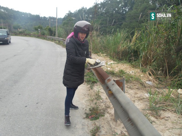 
Chị Nguyễn Thị Việt Hồng nhặt rác mà người dân trong lúc di chuyển lên khu di tích Yên Tử vứt lại bên đường.
