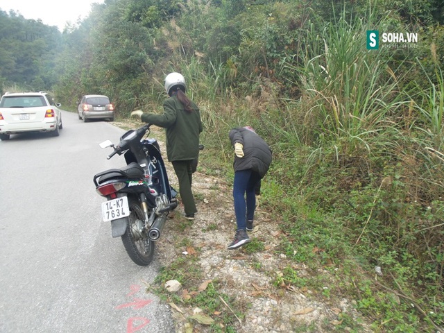 
Chị Nguyễn Thị Hồng và chị Tống Thị Mai nhân vên ban quản lý khu di tích Yên Tử nhặt rác hai bên đường từ đầu quốc lộ 18 lên đến khu di tích Yên Tử.
