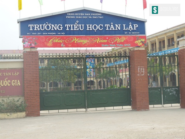 
Hai bên cổng trường tiểu học Tân Lập là 3 chiếc xe ô tô cũ kỹ đỗ để đưa đón học sinh.
