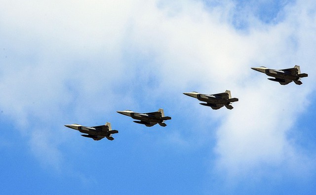 
4 máy bay tàng hình F-22 của Mỹ xuất hiện trên bầu trời bán đảo Triều Tiên hôm 17/2. (Ảnh: Huanqiu)
