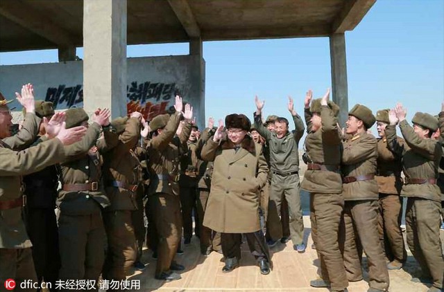 
Kim Jong Un chỉ đạo cuộc thử nghiệm động cơ tên lửa đẩy nhiên liệu rắn hôm 24/3. (Ảnh: dfic.cn)
