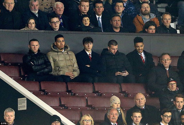 
(Trái qua phải) Wayne Rooney, Chris Smalling, Matteo Darmian, Sam Johnstone và Cameron Borthwick-Jackson ngồi trên khán đài.
