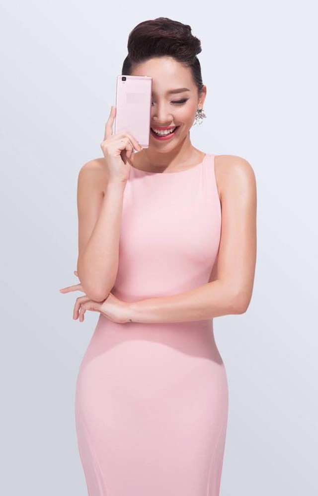 Nữ ca sĩ “Vũ điệu cồng chiêng” là gương mặt đại diện cho một thương hiệu smarphone nổi tiếng cùng Sơn Tùng và Chi Pu.