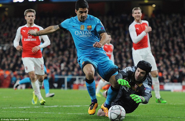 
Suarez dẫn bóng vượt qua Petr Cech nhưng không ghi bàn.
