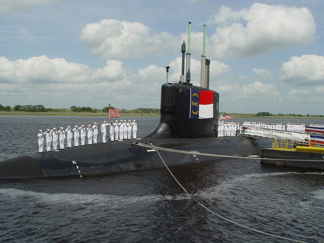 
Thủy thủ của tàu ngầm hạt nhân USS North Carolina thực hiện nghi lễ khi rời cảng đi làm nhiệm vụ
