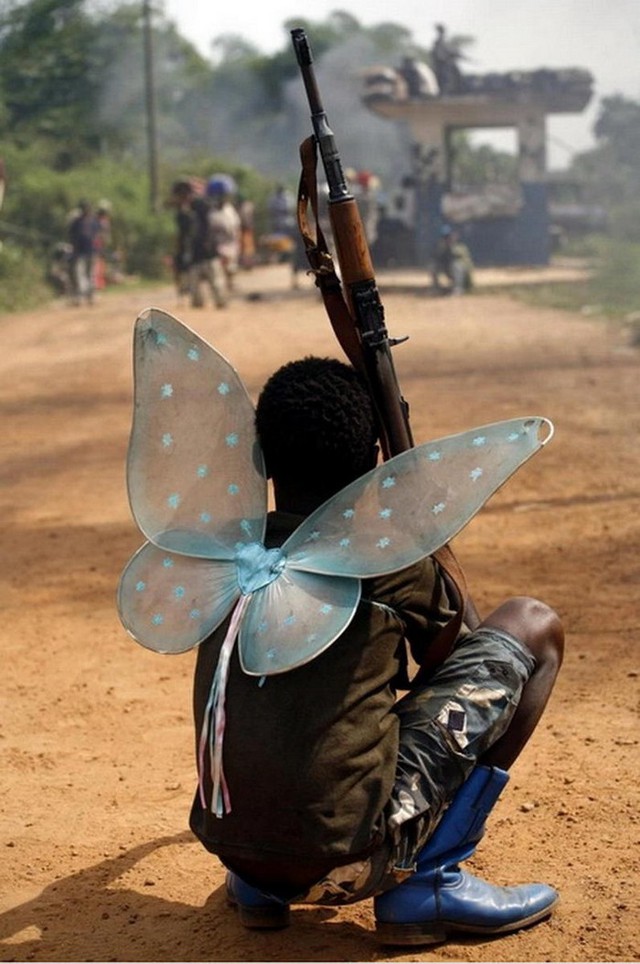 
Khi cầm súng AK trong tay thì ít ai dám nói rằng đôi ủng và bộ cánh bướm màu xanh không hợp mốt tí nào.
