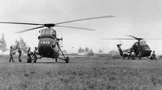 
Lính thủy đánh bộ chất hàng lên hai chiếc trực thăng vận tải tại sân bay Đà Nẵng.
