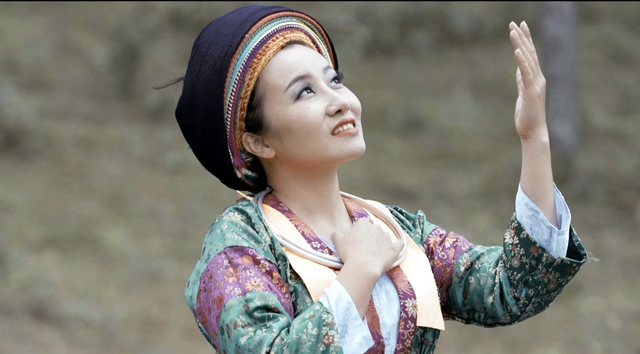 
Xuất thân từ một cô gái dân tộc H’mông ở Hà Giang, Giàng Hoa theo học nhạc ở trường nghệ thuật tỉnh, rồi về ĐH văn hoá nghệ thuật quân đội học nâng cao.
