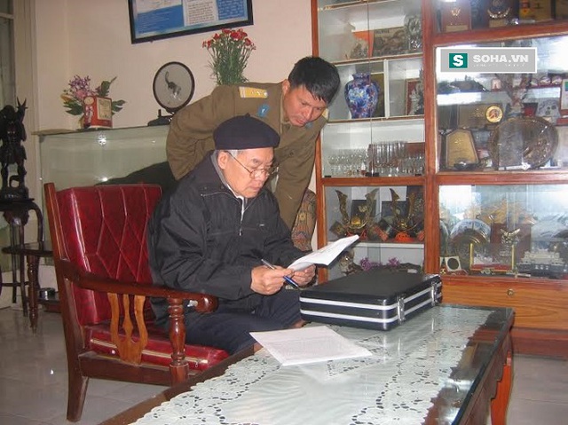 
Trung tướng Trần Hanh và tác giả Đoàn Hoài Trung.
