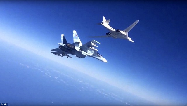 
Máy bay ném bom chiến lược Tu-160 được hộ tổng bởi tiêm kích Su-30SM tập kích IS ở Syria.
