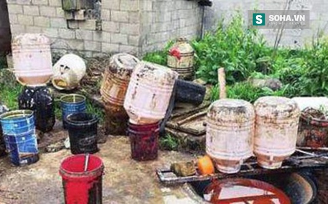 
Những thùng dầu chất la liệt tại sân sau ngôi nhà ở ngoại ô Quý Châu.
