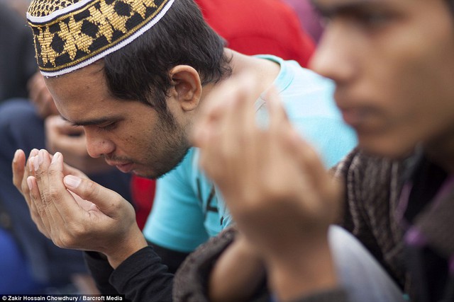 
Trong thời gian diễn ra lễ hội, các tín đồ Hồi giáo chỉ được tập trung vào việc cầu nguyện và bị cấm bàn luận về các vấn đề chính trị.
