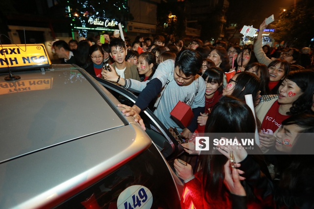 
Thậm chí, khi người trợ lý gọi được taxi để đưa Hoài Lâm về khách sạn, các fan vẫn vây kín khiến anh không thể mở được cửa xe cho nam ca sĩ.
