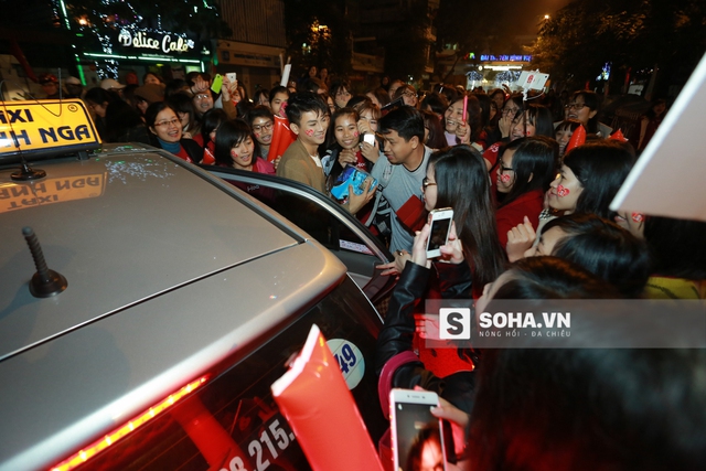 
Cả Hoài Lâm và người trợ lý phải lên tiếng nhờ các fan tránh đường thì anh chàng mới có thể di chuyển vào xe được. Từ sau khi giành giải quán quân của chương trình Gương mặt thân quen 2015, Hoài Lâm là cái tên có sức hút đặc biệt đối với khán giả.
