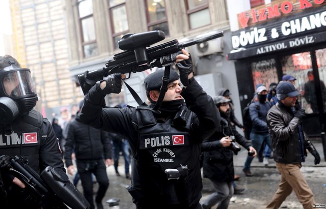 Cảnh sát chống bạo động bắn đạn cao su để giải tán người biểu tình tại thành phố Istanbul, Thổ Nhĩ Kỳ.
