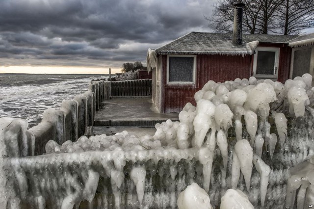 Nước đóng thành băng trên hàng rào một ngôi nhà gần bãi biển ở thành phố Copenhagen, Đan Mạch.