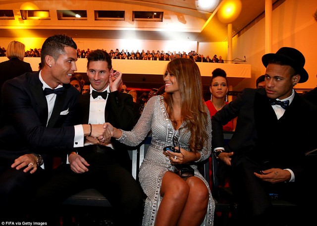 
CR7 bắt tay của Antonella Roccuzzo, bạn gái Messi.
