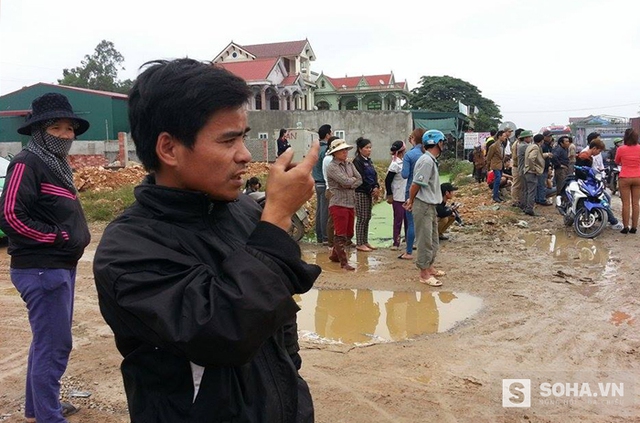 
Một hành khách đi trên xe bàng hoàng kể lại sự việc.
