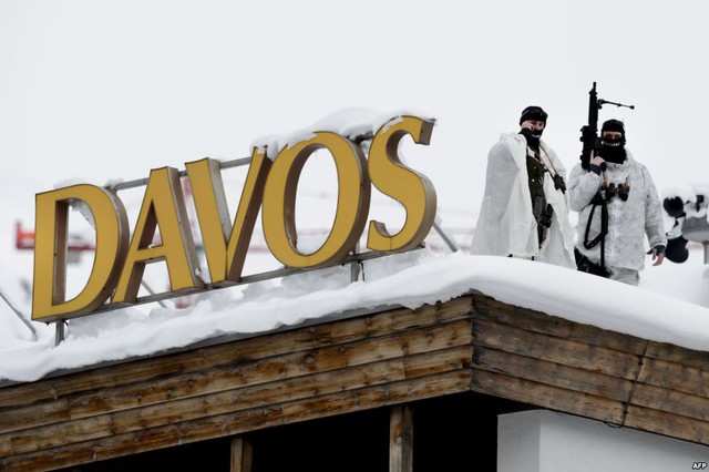 Lực lượng đặc nhiệm Thụy Sĩ đứng gác trên mái một ngôi nhà ở Davos khi Diễn đàn Kinh tế Thế giới đang diễn ra tại đây.
