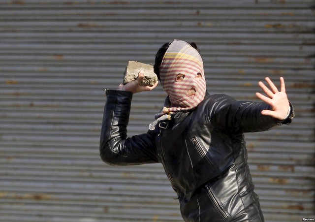 Người biểu tình chống chính phủ ném đá vào cảnh sát tại thành phố Srinagar, Ấn Độ.