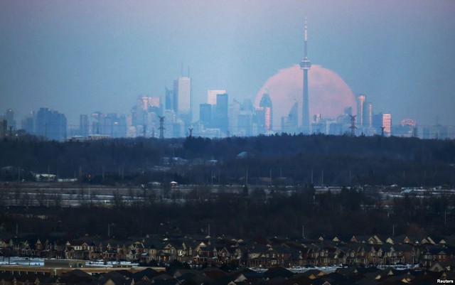 Mặt trăng mọc phía chân trời ở thành phố Toronto, Canada.