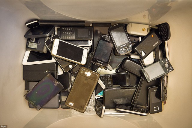 
Mỗi ngày có khoảng 150 chiếc điện thoại được chuyển về đây cùng với hàng nghìn chiếc máy tính bảng bị thất lạc.
