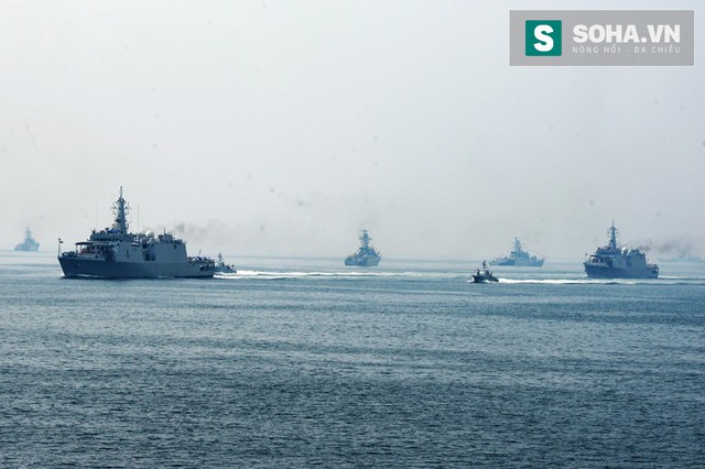 
Tàu chở Tổng thống Ấn Độ duyệt binh qua tàu hải quân các nước, ảnh Trọng Thiết
