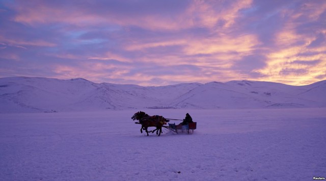 Người đàn ông điều khiển xe ngựa chạy trên mặt hồ Cildir đóng băng tại tỉnh Kars, Thổ Nhĩ Kỳ.