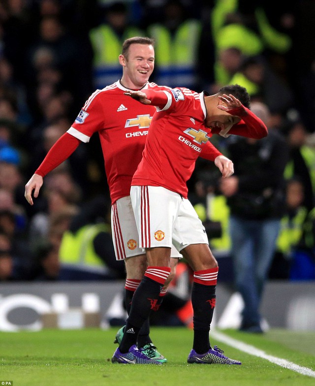 
Rooney chia vui với người đồng đội trẻ.
