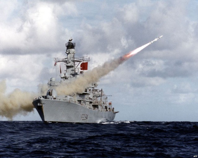 Chiến hạm HMS Iron Duke của Hải quân Hoàng gia Anh phóng tên lửa chống hạm Harpoon trong một cuộc tập trận trên biển.