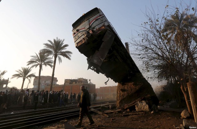 Đám đông nhìn đầu tàu bật khỏi đường ray sau một vụ va chạm ở Beni Suef, Ai Cập.