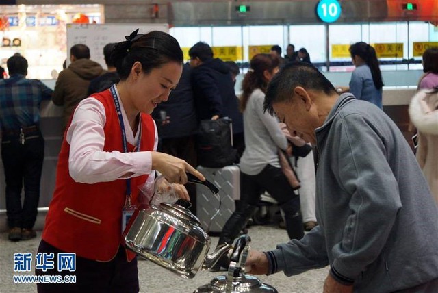 
Nhân viên sân bay phục vụ nước uống cho những người bị hủy chuyến bay.
